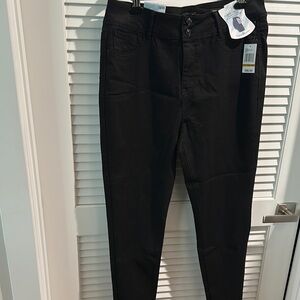 NWT Curve Appeal Black High Rise Skinny Jeans with Five Pockets.